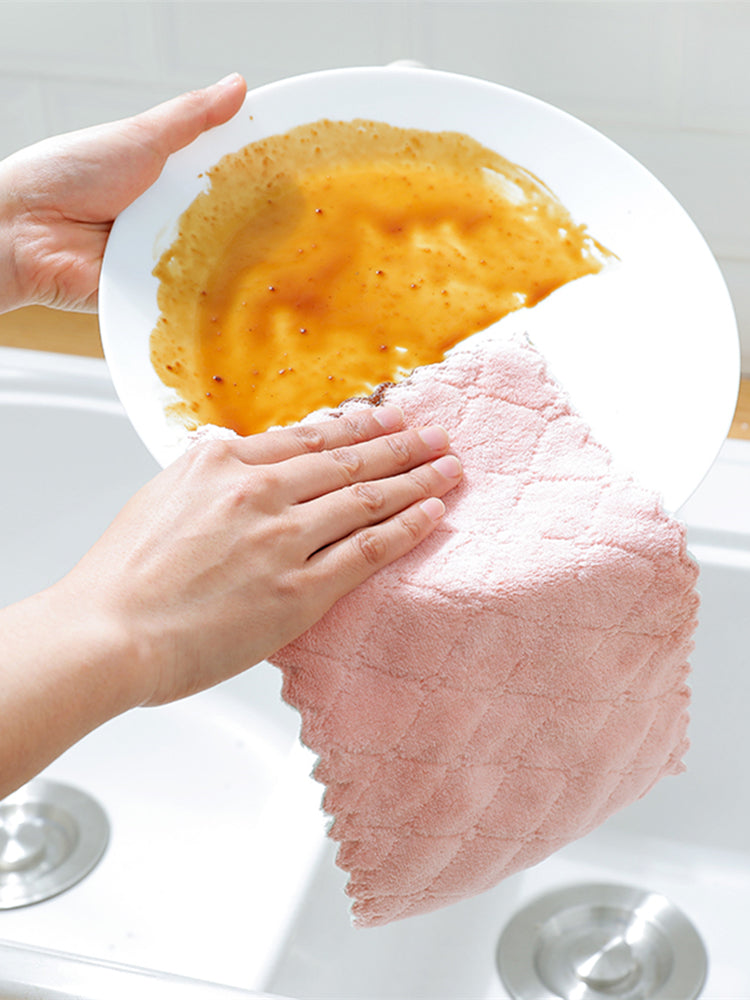 Wiping a dirty plate with the dishcloth