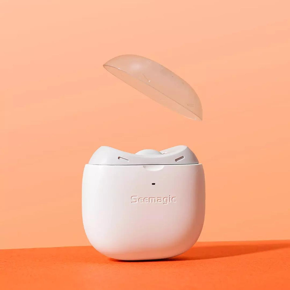 Device in use catching nail clippings in the built-in compartment