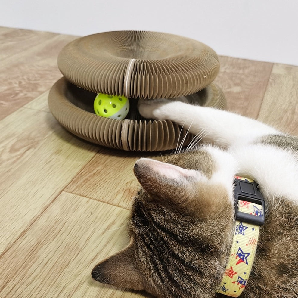 Close up view of the durable scratching surface for cats